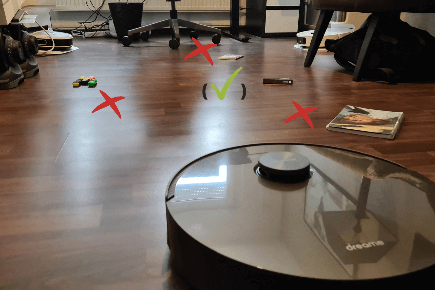 Der Dreame L10s Pro umfährt flache Objekte im Arbeitszimmer.